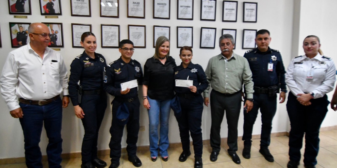 Reconocen a policía y bombero del mes