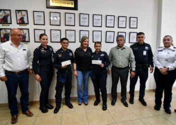 Reconocen a policía y bombero del mes