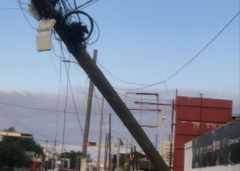 Texana se lleva de encuentro poste de madera