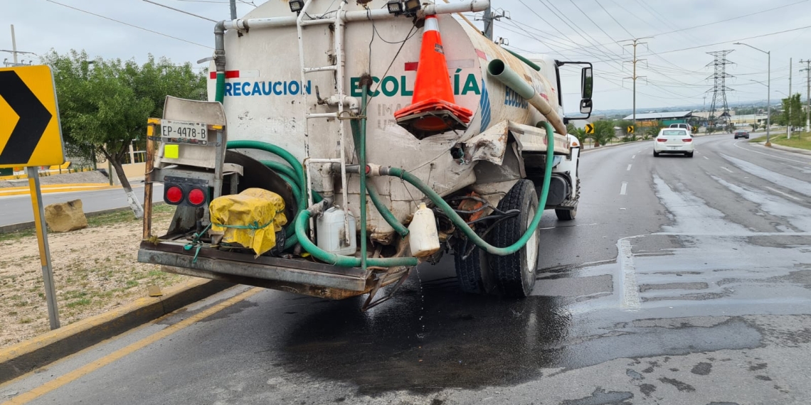 Camioneta se estrella atrás de pipa del municipio