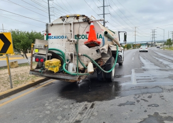 Camioneta se estrella atrás de pipa del municipio