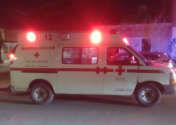 Hombre agrede a su esposa frente a sus hijos y huye