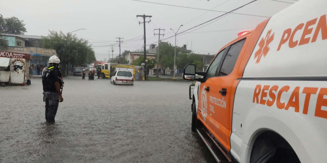 Lluvia arrastra a mujer y dos menores en Nuevo León