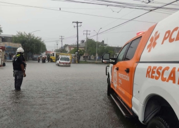 Lluvia arrastra a mujer y dos menores en Nuevo León