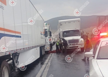 Muere entre dos tráileres