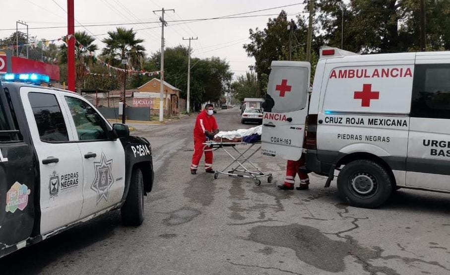Le da a su pareja con barrote de madera en la cabeza