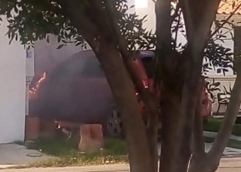 Se incendia vehículo en privada Andalucía