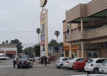 Amenaza con tirarse del techo de Plaza Comercial