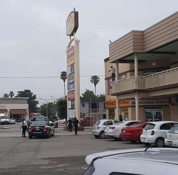 Amenaza con tirarse del techo de Plaza Comercial