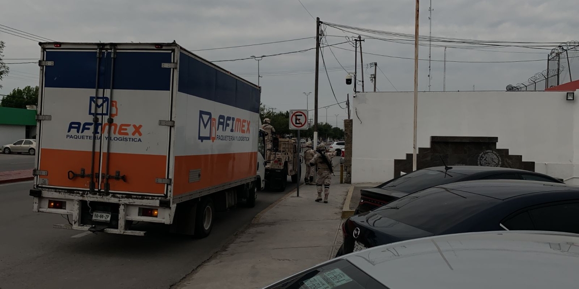 Encuentran droga en camión de paquetería