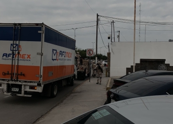 Encuentran droga en camión de paquetería