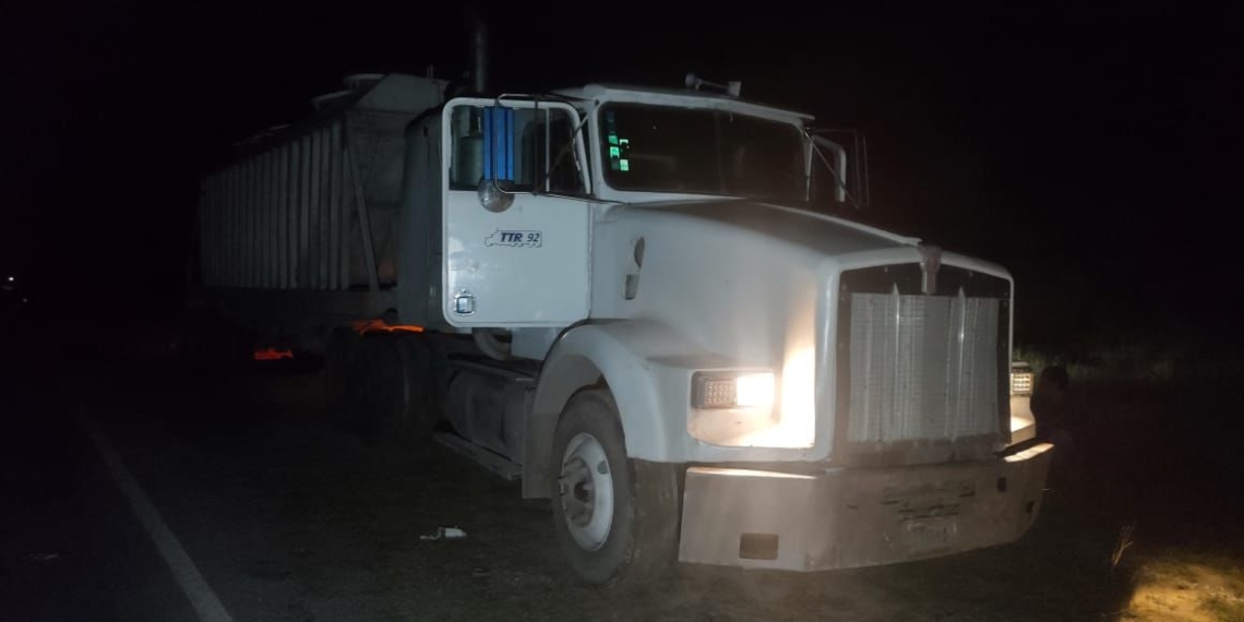 Rescatan a 28 migrantes mexicanos que eran transportados en una tolva sobre la carretera 2
