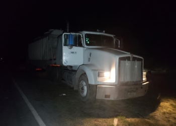Rescatan a 28 migrantes mexicanos que eran transportados en una tolva sobre la carretera 2