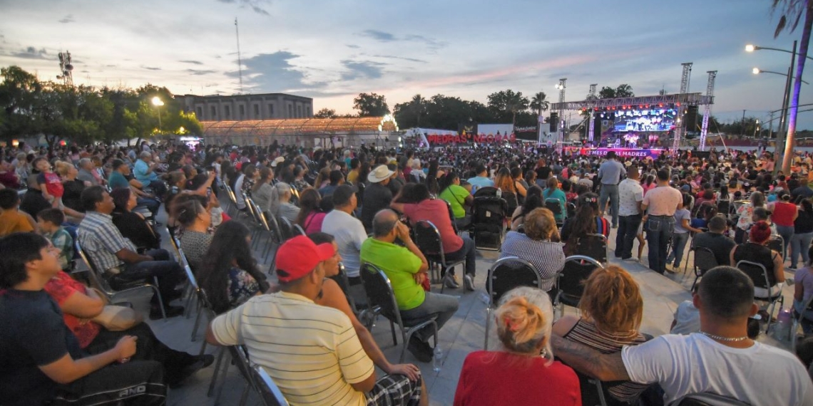Celebran a las mamás de Piedras Negras con espectáculo cómico musical