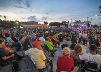 Celebran a las mamás de Piedras Negras con espectáculo cómico musical