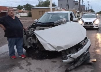 Se atraviesa en transitado crucero y provoca encontronazo