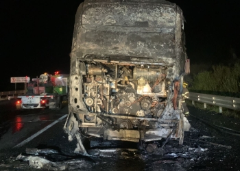 Arde camión de pasajeros