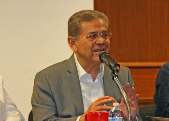 Presenta rector de la UAdeC libro sobre álgebra