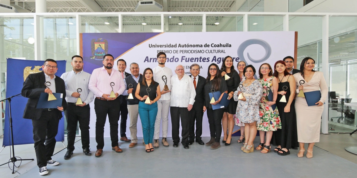 Entrega UAdeC premios a lo mejor del periodismo