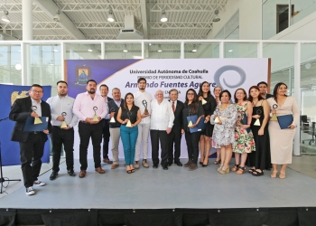 Entrega UAdeC premios a lo mejor del periodismo