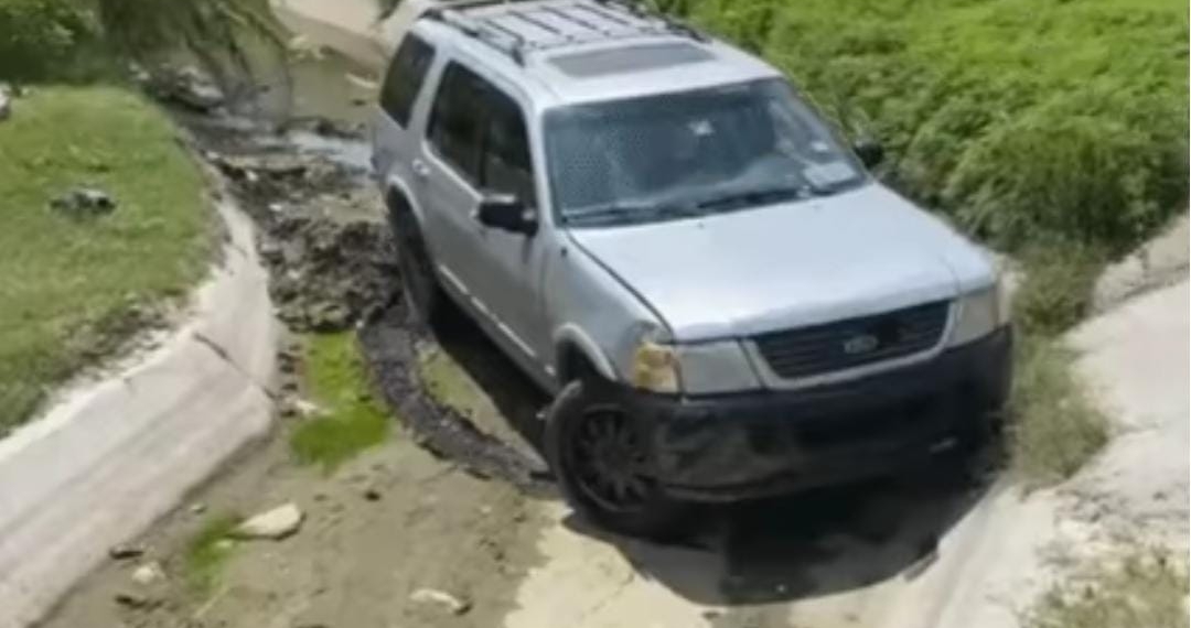 Cae con todo y camioneta a un arroyo