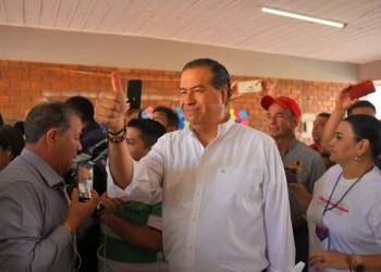 “El Tigre” Mejía vota en Torreón; llama a coahuilenses a votar sin miedo
