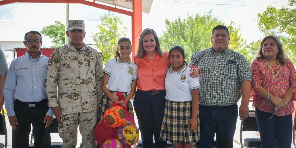 Encabeza alcaldesa ceremonia cívica en la primaria Coahuila de Zaragoza