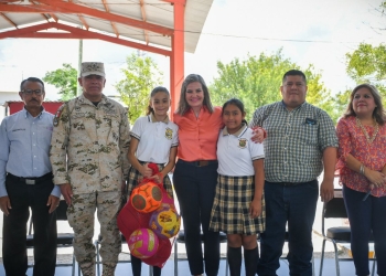 Encabeza alcaldesa ceremonia cívica en la primaria Coahuila de Zaragoza