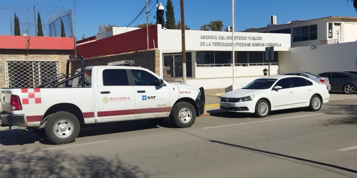 Intentan cruzar pick up sin documentos por el Puente Internacional II