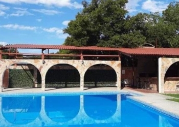 Madre embarazada salva a su hija de ahogarse