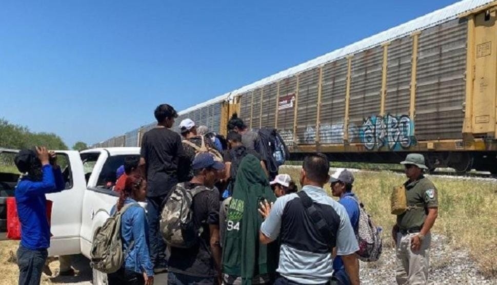 Detectan a 33 migrantes colgados en el tren