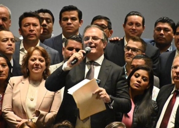 Ebrard ‘madruga’ a ‘corcholatas’ y marca ruta para la sucesión