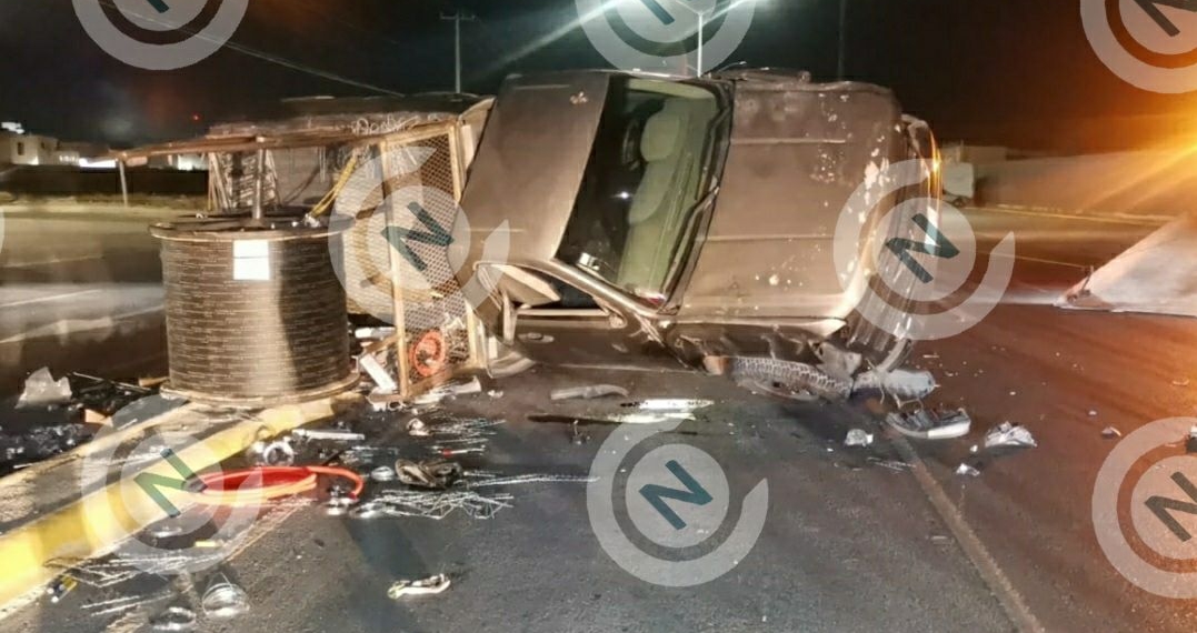 Vuelca camioneta