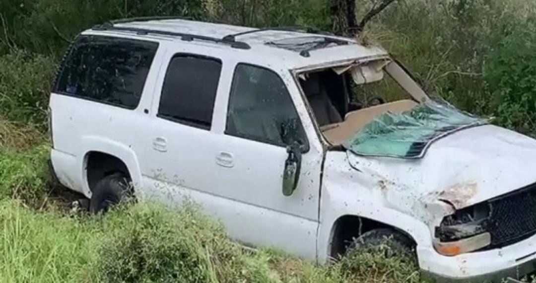 Vuelca camioneta sobre la carretera 57 y la dejan abandonada