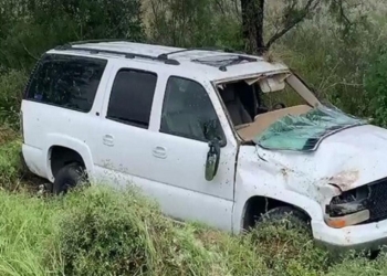 Vuelca camioneta sobre la carretera 57 y la dejan abandonada