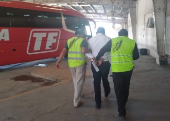 Chófer que transportaba migrantes fue detenido por amenazas