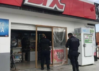 Roban refrigerador en expendio de cerveza