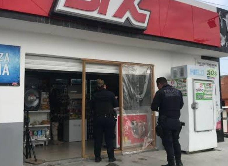 Roban refrigerador en expendio de cerveza