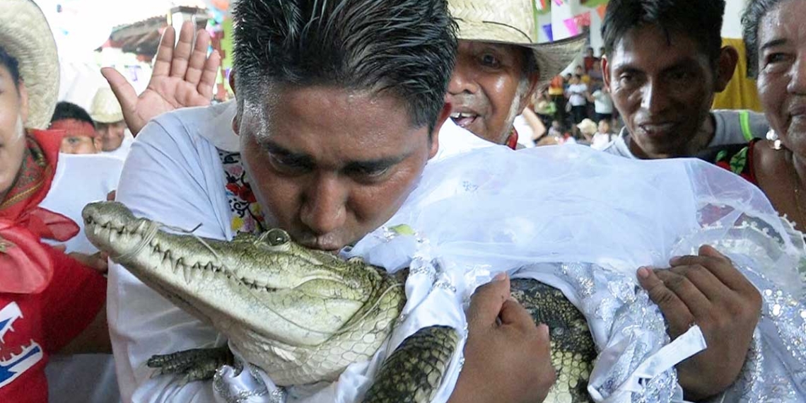 Alcalde de Oaxaca se casa con un caimán como parte de un ritual