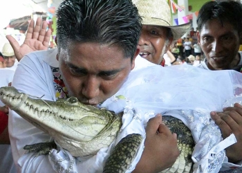 Alcalde de Oaxaca se casa con un caimán como parte de un ritual