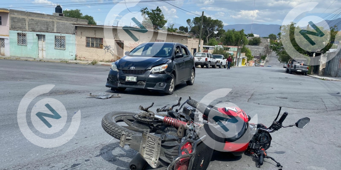 Se pasa alto y embiste a motociclista