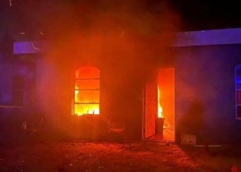 Incendia intencionalmente su domicilio