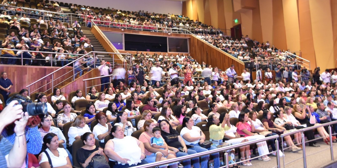 Entregan becas a mujeres