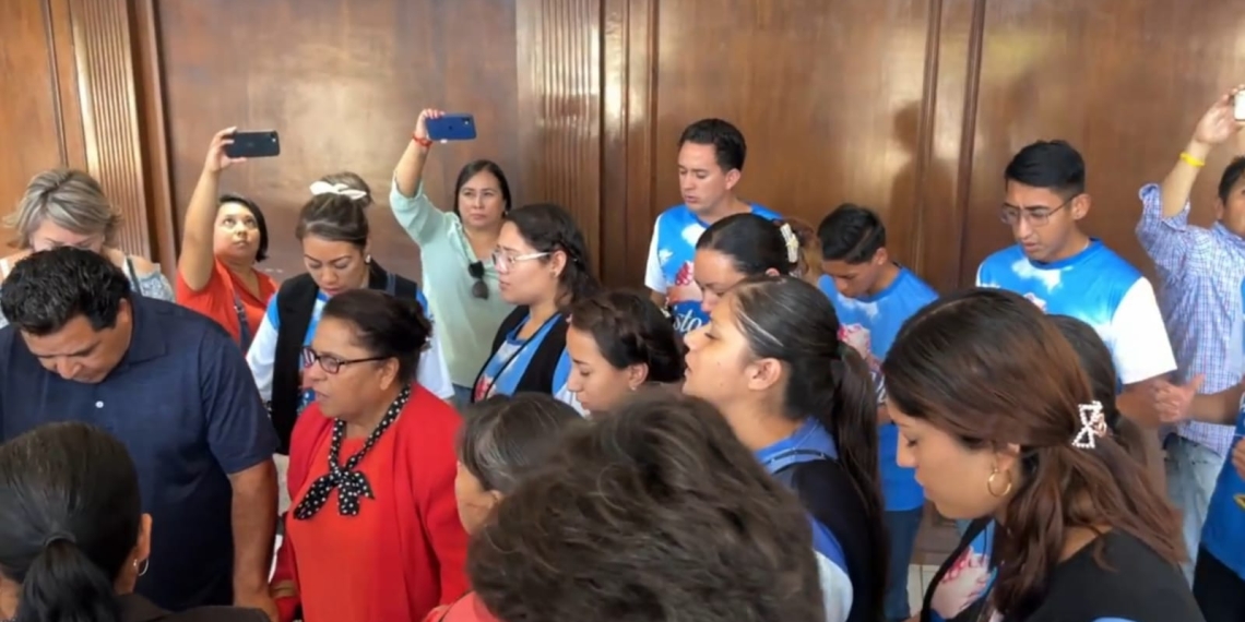Entre oraciones y abucheos en el Congreso de Coahuila