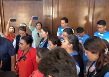 Entre oraciones y abucheos en el Congreso de Coahuila