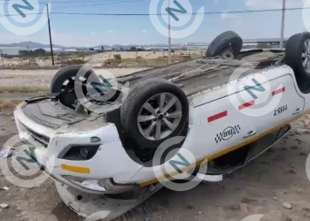 Vuelca taxista por falla mecánica