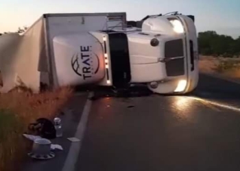 Tráiler vuelca sobre la ribereña