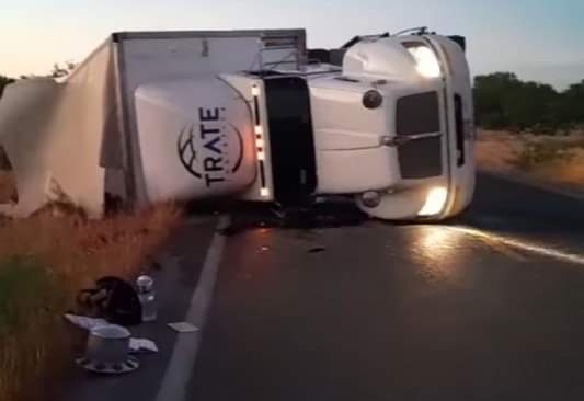 Tráiler vuelca sobre la ribereña