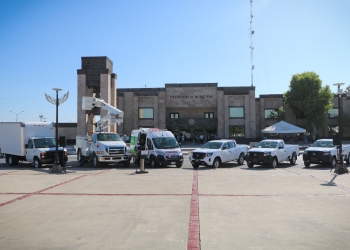 Entrega alcaldesa vehículos a dependencias