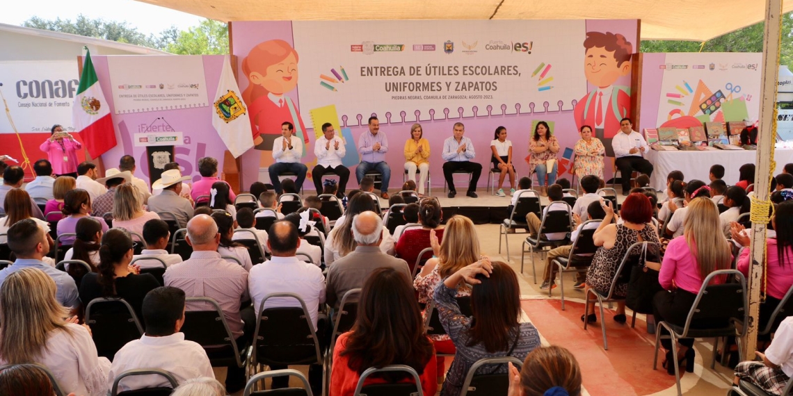 Entregan útiles escolares en zona rural